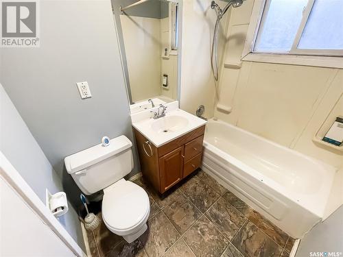307 9Th Avenue Nw, Swift Current, SK - Indoor Photo Showing Bathroom