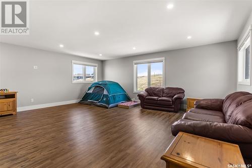 332 Mihr Bay, Sun Dale, SK - Indoor Photo Showing Living Room