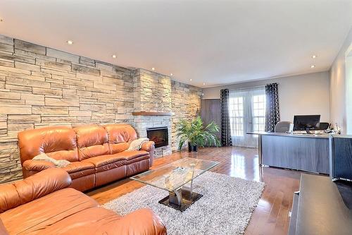Salle familiale - 925 Rue Des Tulipes, La Prairie, QC - Indoor Photo Showing Living Room With Fireplace