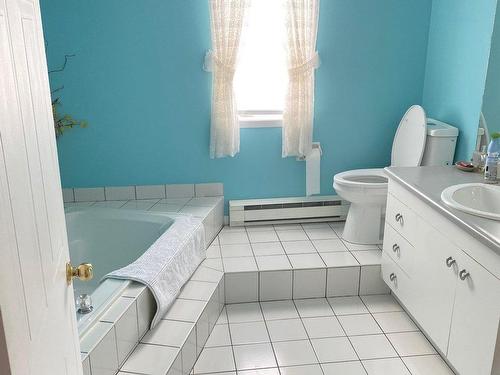 Salle de bains - 18215  - 18219 Rue Lapointe, Mirabel, QC - Indoor Photo Showing Bathroom