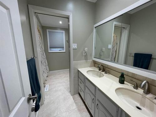 181 Whyte Avenue, Dryden, ON - Indoor Photo Showing Bathroom