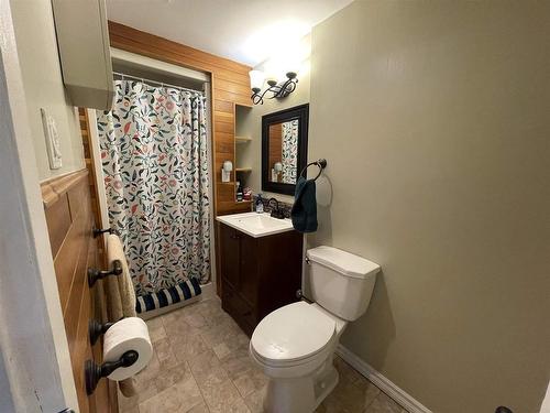 181 Whyte Avenue, Dryden, ON - Indoor Photo Showing Bathroom