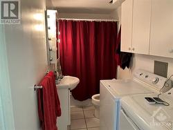 Side Unit Full bathroom and laundry - 