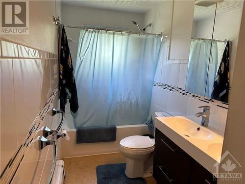 4 pc bathroom main floor - 2742 Page Road, Ottawa, ON - Indoor Photo Showing Bathroom