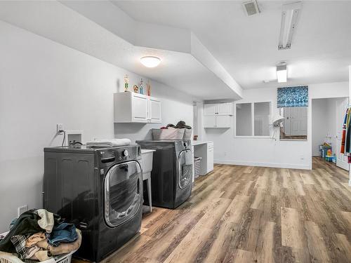 5472 Woodland Cres East, Port Alberni, BC - Indoor Photo Showing Laundry Room
