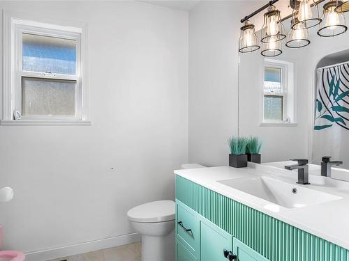5472 Woodland Cres East, Port Alberni, BC - Indoor Photo Showing Bathroom