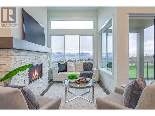 1432 Tower Ranch Drive, Kelowna, BC - Indoor Photo Showing Living Room With Fireplace