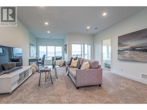 1432 Tower Ranch Drive, Kelowna, BC - Indoor Photo Showing Living Room