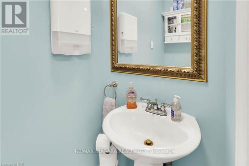 145 Welland Ave, St. Catharines, ON - Indoor Photo Showing Bathroom