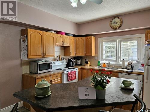 428 Fairford Street E, Moose Jaw, SK - Indoor Photo Showing Kitchen With Double Sink