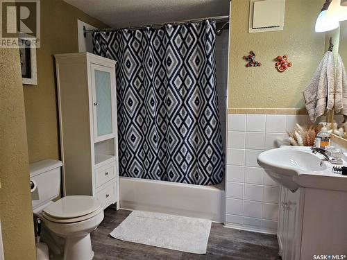 428 Fairford Street E, Moose Jaw, SK - Indoor Photo Showing Bathroom