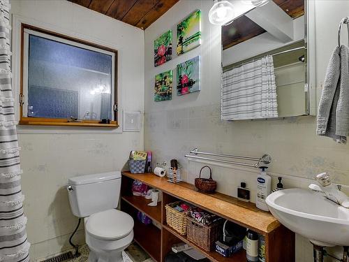 12581 Lipton Rd, Ladysmith, BC - Indoor Photo Showing Bathroom