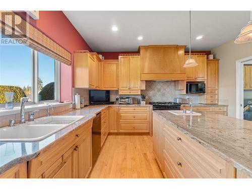 2700 25 Street Ne, Salmon Arm, BC - Indoor Photo Showing Kitchen