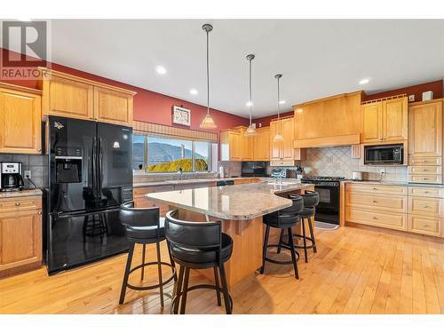 2700 25 Street Ne, Salmon Arm, BC - Indoor Photo Showing Kitchen With Upgraded Kitchen