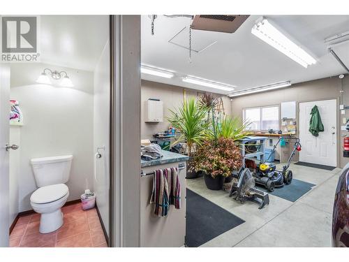 2700 25 Street Ne, Salmon Arm, BC - Indoor Photo Showing Bathroom