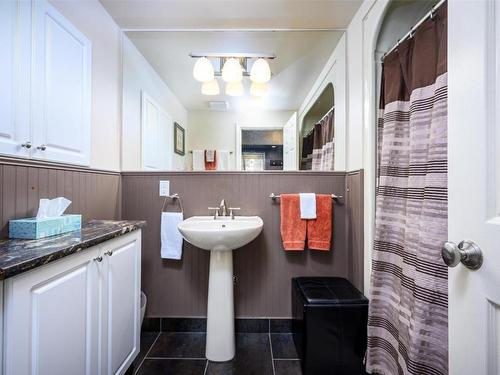 1-600 Monashee Road, Silver Star, BC - Indoor Photo Showing Bathroom