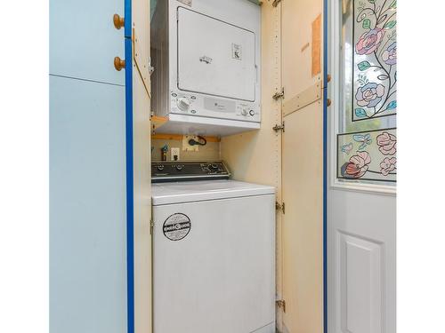 528 Paradise St, Esquimalt, BC - Indoor Photo Showing Laundry Room