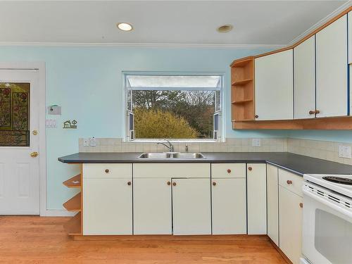 528 Paradise St, Esquimalt, BC - Indoor Photo Showing Kitchen With Double Sink