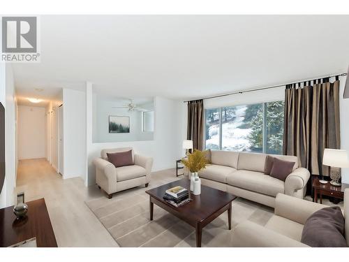 4879 Princeton Avenue, Peachland, BC - Indoor Photo Showing Living Room