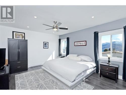 4879 Princeton Avenue, Peachland, BC - Indoor Photo Showing Bedroom