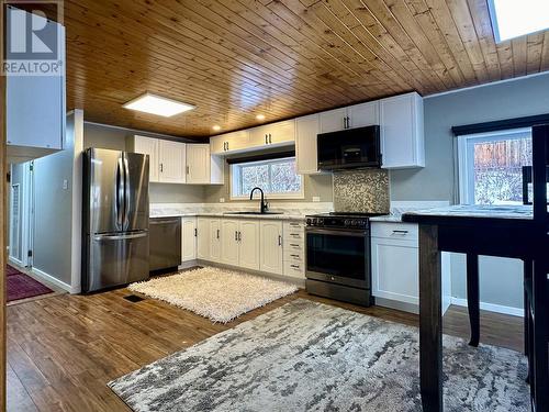 5307 51 Street, Fort Nelson, BC - Indoor Photo Showing Kitchen With Upgraded Kitchen