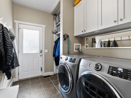 1590 West Kelowna Road, West Kelowna, BC - Indoor Photo Showing Laundry Room