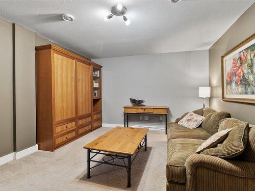 1590 West Kelowna Road, West Kelowna, BC - Indoor Photo Showing Living Room
