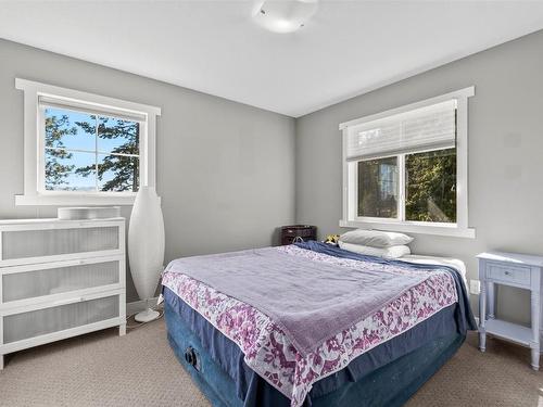 1590 West Kelowna Road, West Kelowna, BC - Indoor Photo Showing Bedroom