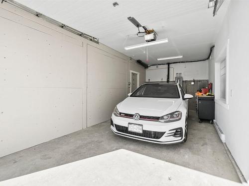 1590 West Kelowna Road, West Kelowna, BC - Indoor Photo Showing Garage
