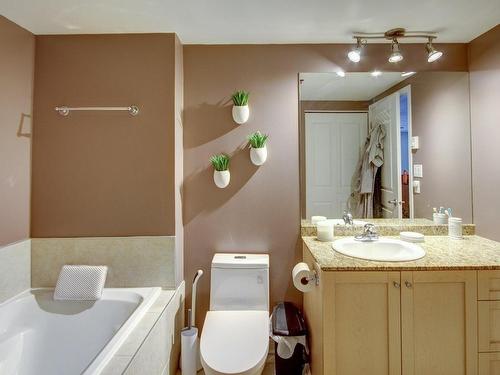Bathroom - 810-1200 Rue St-Jacques, Montréal (Ville-Marie), QC - Indoor Photo Showing Bathroom