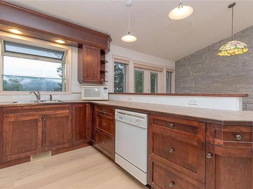 5030 Limberis Dr, Ladysmith, BC - Indoor Photo Showing Kitchen With Double Sink