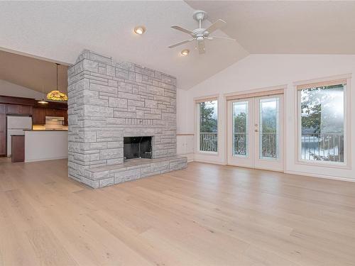 5030 Limberis Dr, Ladysmith, BC - Indoor Photo Showing Living Room With Fireplace