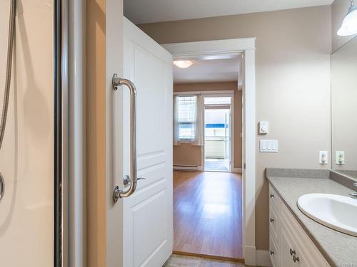 101-193 Second Ave West, Qualicum Beach, BC - Indoor Photo Showing Bathroom