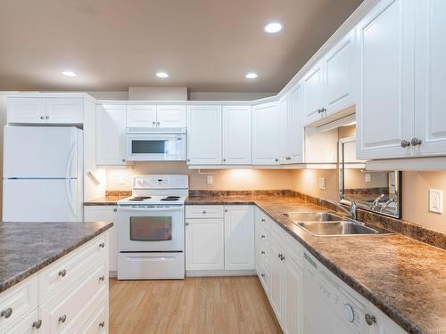 101-193 Second Ave West, Qualicum Beach, BC - Indoor Photo Showing Kitchen With Double Sink