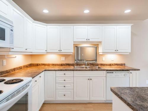 101-193 Second Ave West, Qualicum Beach, BC - Indoor Photo Showing Kitchen With Double Sink