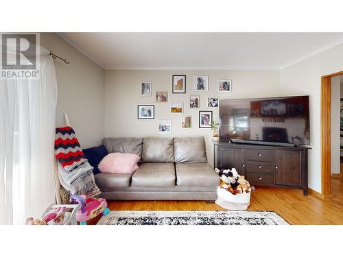 5902 Eastwood Road, 100 Mile House, BC - Indoor Photo Showing Living Room