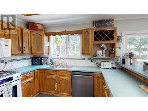 5902 Eastwood Road, 100 Mile House, BC - Indoor Photo Showing Kitchen With Double Sink