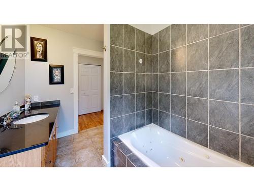 5902 Eastwood Road, 100 Mile House, BC - Indoor Photo Showing Bathroom