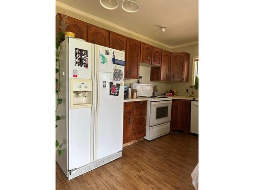319 Newman Street, Kitchener, BC - Indoor Photo Showing Kitchen