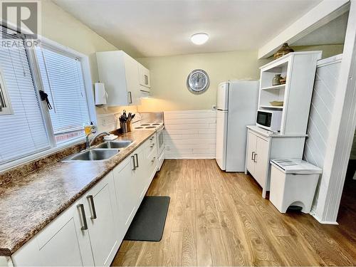 22 Wolfe Street, Sicamous, BC - Indoor Photo Showing Living Room