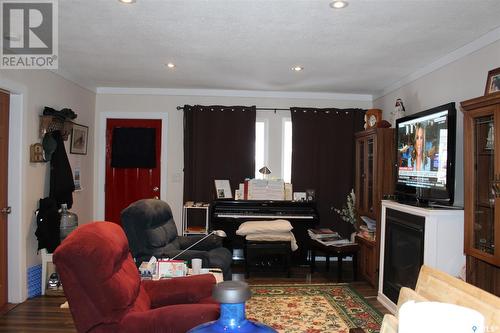 107 4Th Avenue E, Climax, SK - Indoor Photo Showing Living Room