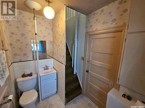 501 2Nd Street, Lampman, SK - Indoor Photo Showing Bathroom