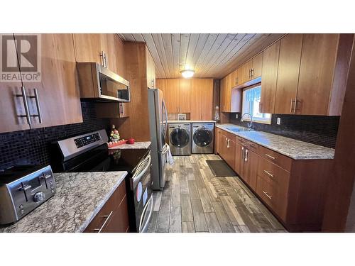 6831 Soda Creek Road, Williams Lake, BC - Indoor Photo Showing Kitchen