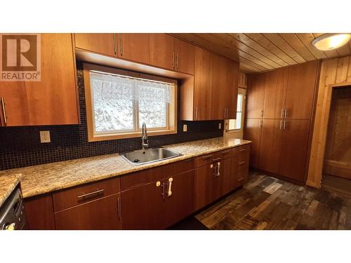 6831 Soda Creek Road, Williams Lake, BC - Indoor Photo Showing Kitchen