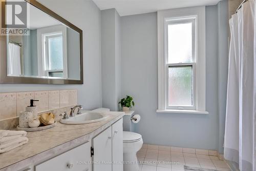 452 Hunter St, Peterborough, ON - Indoor Photo Showing Bathroom