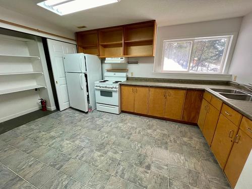 3828 Aaron Road, Bonnington Falls, BC - Indoor Photo Showing Kitchen With Double Sink