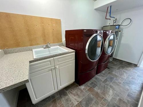 3828 Aaron Road, Bonnington Falls, BC - Indoor Photo Showing Laundry Room