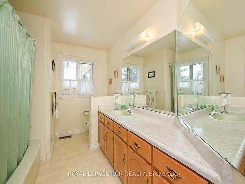 919 Guelph Rd, Centre Wellington, ON - Indoor Photo Showing Bathroom