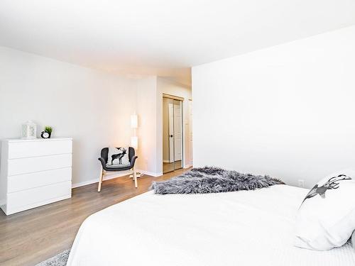 Master bedroom - 424-231 Ch. De Lac-Tremblant-Nord, Mont-Tremblant, QC - Indoor Photo Showing Bedroom