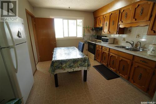2914 Avonhurst Drive, Regina, SK - Indoor Photo Showing Kitchen With Double Sink